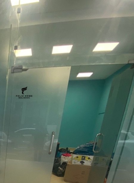 Tirane, jepet me qera dyqan Kati 0, 64 m² 700 € (PALLATI ME SHIGJETA)