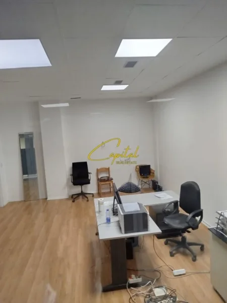 Tirane, jepet me qera zyre Kati 2, 54 m² 600 € (21 DHJETORI)