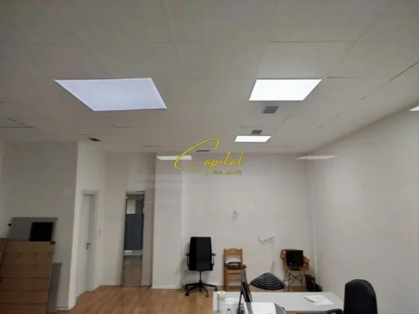 Tirane, jepet me qera zyre Kati 2, 54 m² 600 € (21 DHJETORI)