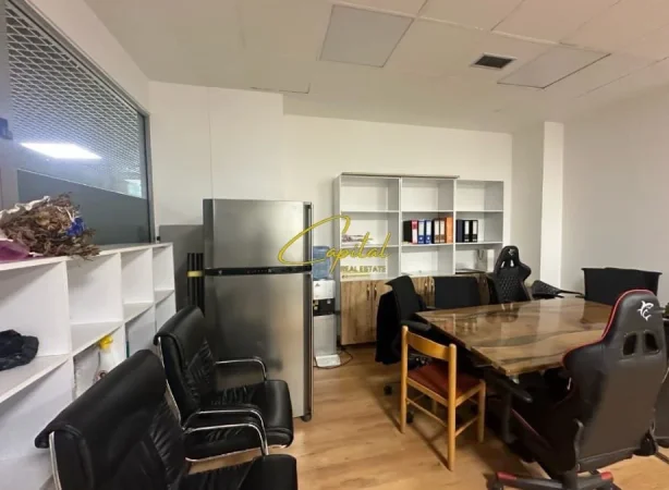 Tirane, jepet me qera zyre Kati 2, 54 m² 600 € (21 DHJETORI)