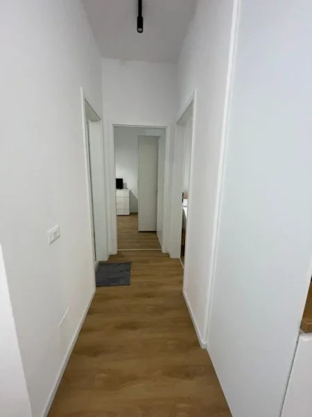 Tirane, jepet me qera apartament 2+1+Ballkon , 600 € (Kompleksi Kadiu)