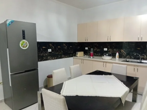 Shqiperi, jepet me qera apartament 2+1+Aneks+Ballkon Kati 8, 100 m² 550 € (Prane Vodafonit Yzberish)