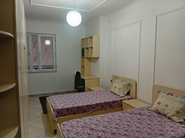 Shqiperi, jepet me qera apartament 2+1+Aneks+Ballkon Kati 8, 100 m² 550 € (Prane Vodafonit Yzberish)