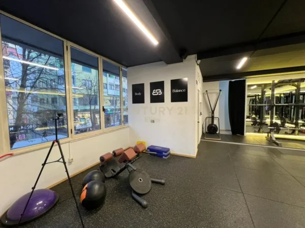 Tirane, shitet ambjent biznesi Kati 1, 120 m² (Bllok)