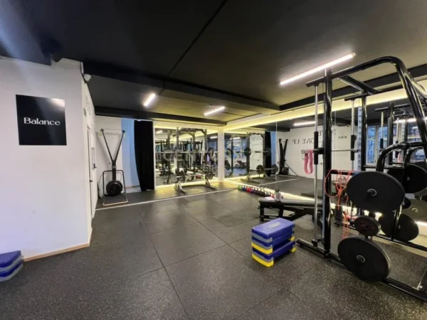 Tirane, shitet ambjent biznesi Kati 1, 120 m² (Bllok)