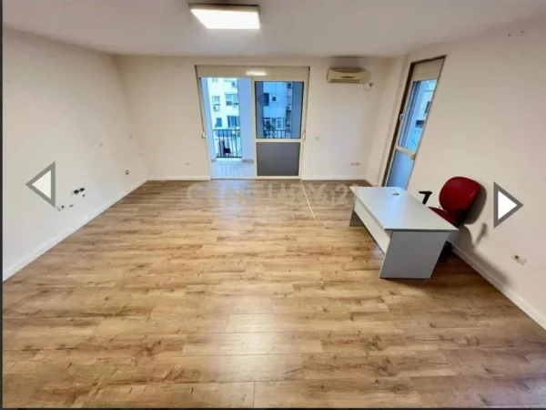 Tirane, jepet me qera zyre Kati 5, 82 m² 700 € (Rruga e Kavajes)
