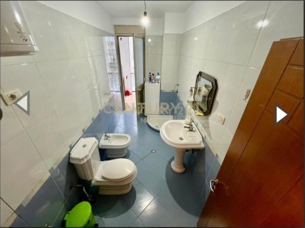Tirane, jepet me qera zyre Kati 5, 82 m² 700 € (Rruga e Kavajes)