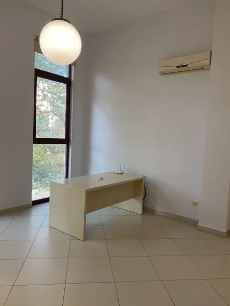 Tirane, shes ambjent biznesi Kati 1, 40 m² 124.000 € (Rr. Riza Cerova)