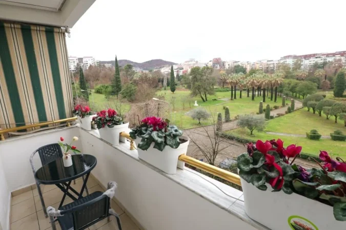 Tirane, jepet me qera apartament 2+1 Kati 2, 100 m² 700 € (Kopshti Botanik)