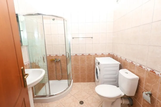 Tirane, jepet me qera apartament 2+1 Kati 2, 100 m² 700 € (Kopshti Botanik)