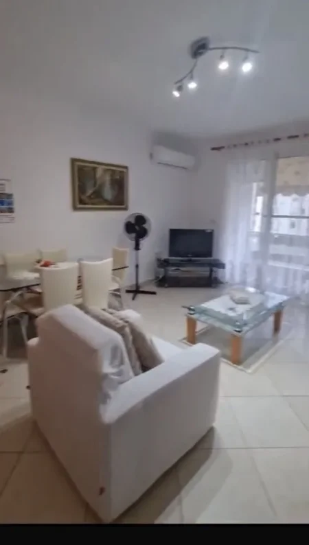 Tirane, jepet me qera apartament 1+1 Kati 5, 75 m² 700 € (Gjimnazi Petronini Luarasi)
