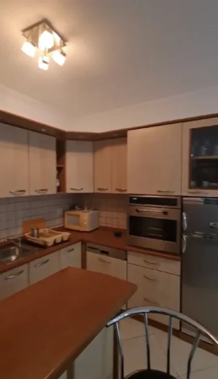 Tirane, jepet me qera apartament 1+1 Kati 5, 75 m² 700 € (Gjimnazi Petronini Luarasi)