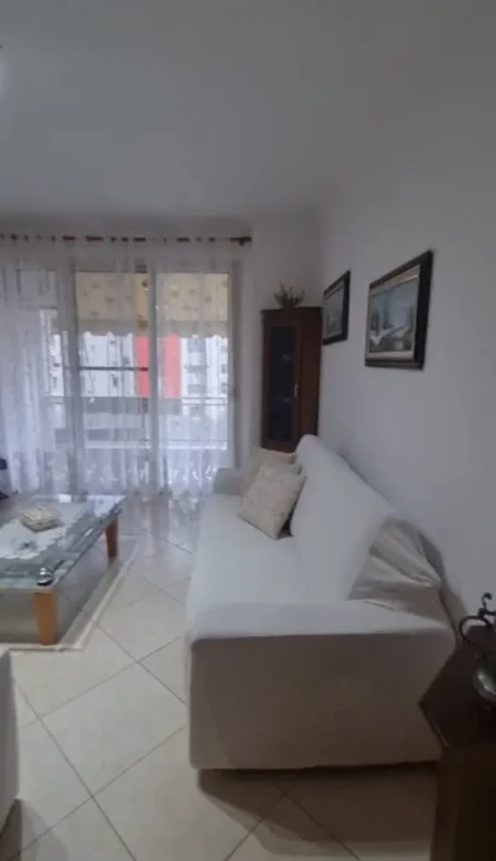 Tirane, jepet me qera apartament 1+1 Kati 5, 75 m² 700 € (Gjimnazi Petronini Luarasi)