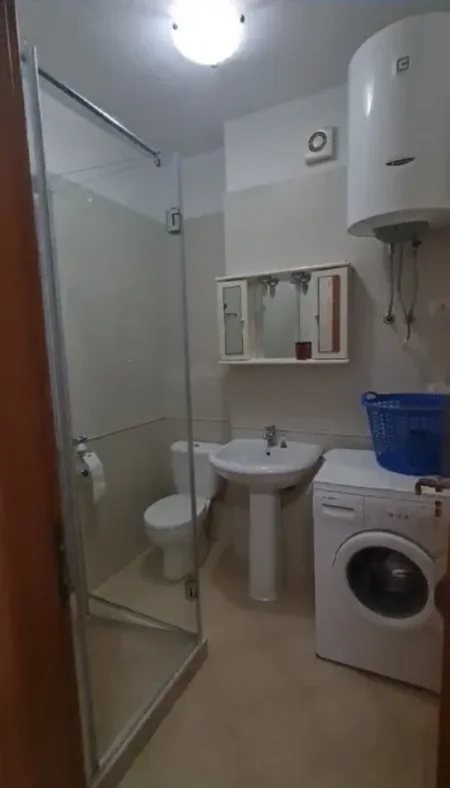 Tirane, jepet me qera apartament 1+1 Kati 5, 75 m² 700 € (Gjimnazi Petronini Luarasi)