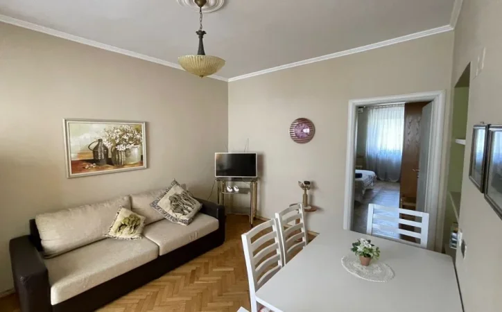 Tirane, jepet me qera apartament 1+1 Kati 2, 70 m² 600 € (Qender tek Posta prane Myslym Shyrit)