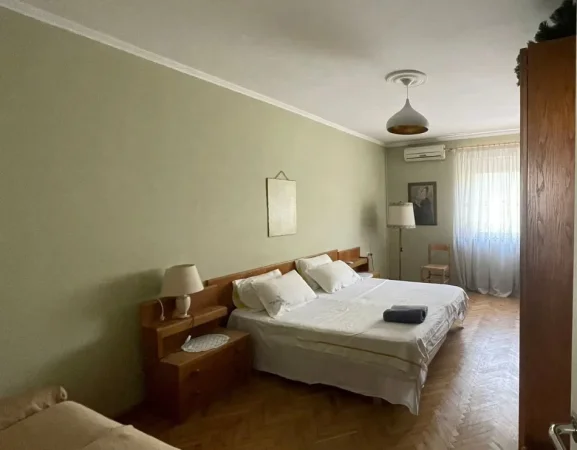 Tirane, jepet me qera apartament 1+1 Kati 2, 70 m² 600 € (Qender tek Posta prane Myslym Shyrit)