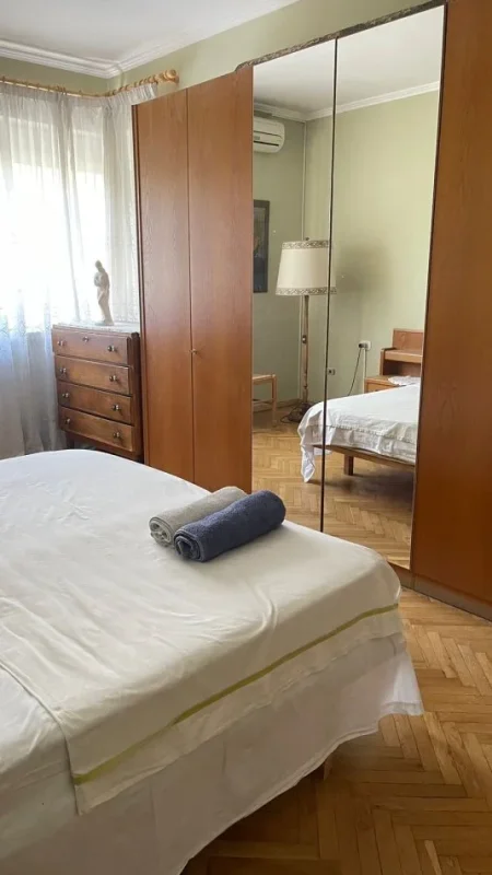 Tirane, jepet me qera apartament 1+1 Kati 2, 70 m² 600 € (Qender tek Posta prane Myslym Shyrit)