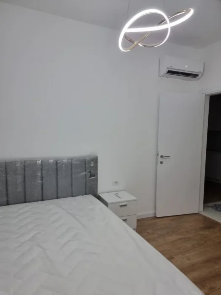 Tirane, jap me qera apartament 1+1+Ballkon Kati 4, 65 m² 850 € (Komuna e Parisit)