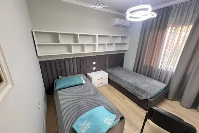 Tirane, jepet me qera apartament 3+1+Ballkon Kati 3, 100 m² 1.200 € (bulevardi bajram curri)