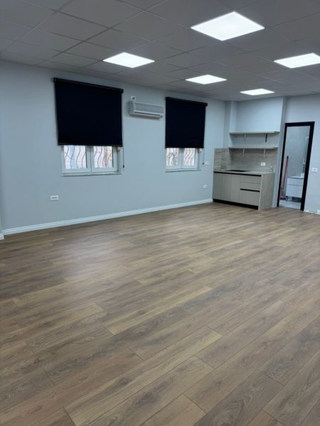 Tirane, jepet me qera zyre Kati 1, 68 m² 1.100 € (Perballe Toptanit)