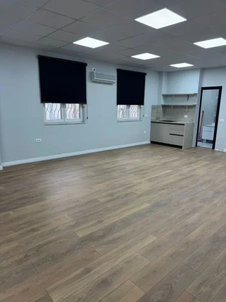 Tirane, jepet me qera zyre Kati 1, 68 m² 1.100 € (Perballe Toptanit)