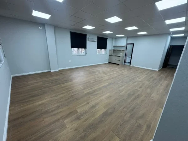 Tirane, jepet me qera zyre Kati 1, 68 m² 1.100 € (Perballe Toptanit)