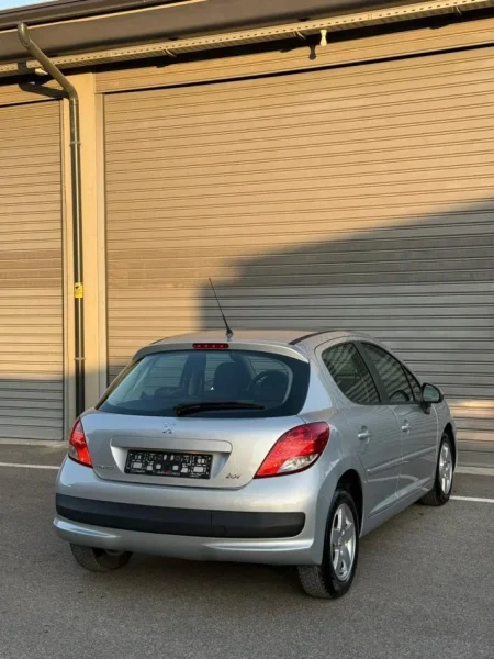 Durres, shes makine Peugeot 207 1.4 nafte Nafte, gri metalizato manuale Klima 136 km 4.700 €