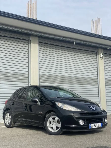 Durres, shitet makine Peugeot 207 Nafte, e zeze manuale Kondicioner 101.000 km 4.800 €