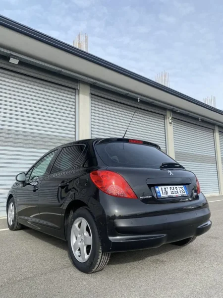 Durres, shitet makine Peugeot 207 Nafte, e zeze manuale Kondicioner 101.000 km 4.800 €