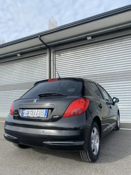 Durres, shitet makine Peugeot 207 Nafte, e zeze manuale Kondicioner 101.000 km 4.800 €