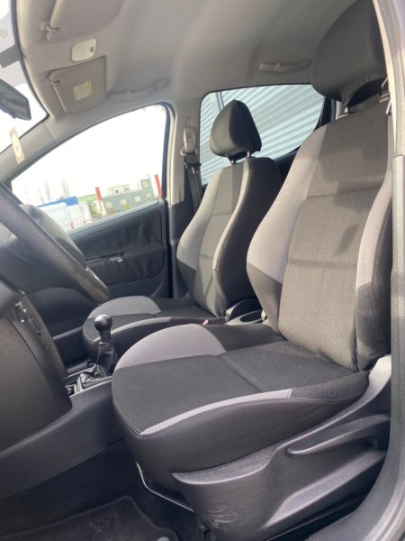 Durres, shitet makine Peugeot 207 Nafte, e zeze manuale Kondicioner 101.000 km 4.800 €