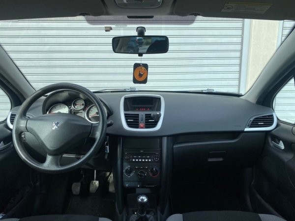 Durres, shitet makine Peugeot 207 Nafte, e zeze manuale Kondicioner 101.000 km 4.800 €