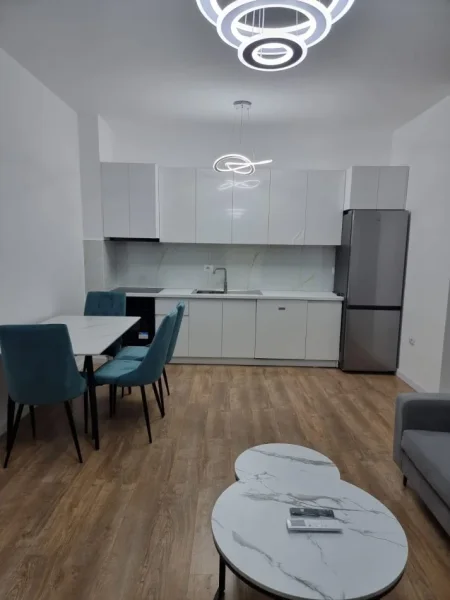 Tirane, jepet me qera apartament 1+1 Kati 4, 70 m² 850 € (Komuna e Parisit)