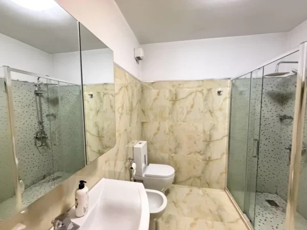 Tirane, jepet me qera apartament 2+1+Ballkon Kati 6, 120 m² 1.100 € (stadiumi air albania)
