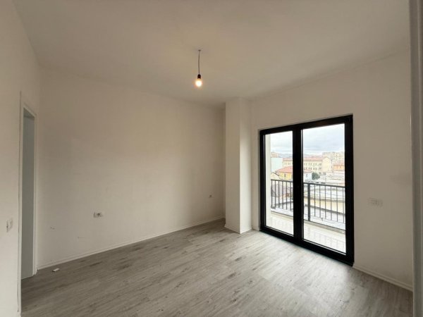 Tirane, jepet me qera zyre , 100 m² 1.000 € (Qender)