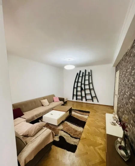 Tirane, jepet me qera apartament 3+1 Kati 2, 125 m² 650 € (Don Bosko)