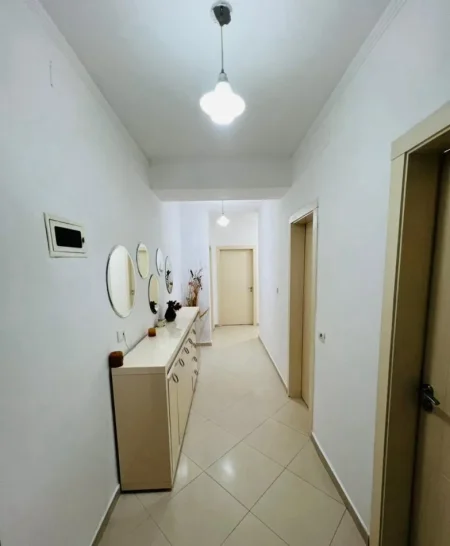 Tirane, jepet me qera apartament 3+1 Kati 2, 125 m² 650 € (Don Bosko)