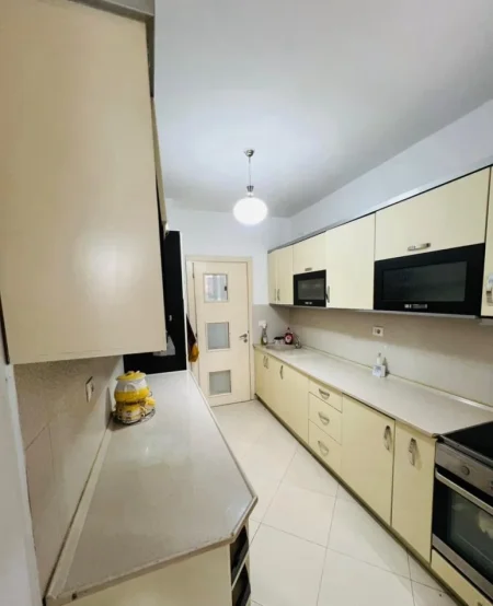 Tirane, jepet me qera apartament 3+1 Kati 2, 125 m² 650 € (Don Bosko)