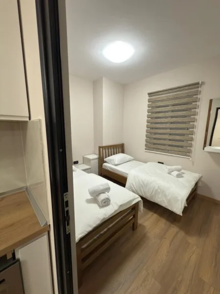 Tirane, jepet me qera apartament 2+1 Kati 5, 850 € (Islam alla)