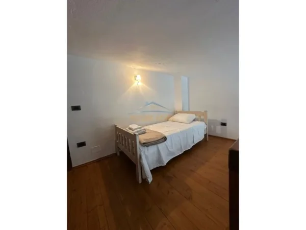 Tirane, shes apartament 2+1+Ballkon Kati 4, 121 m² 260.000 € 