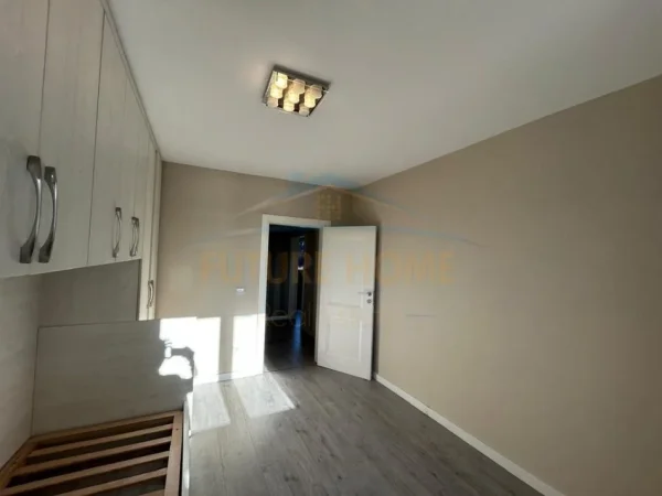 Tirane, shes apartament 2+1+Ballkon Kati 5, 76 m² 140.000 € (RRUGA E PORTIT)