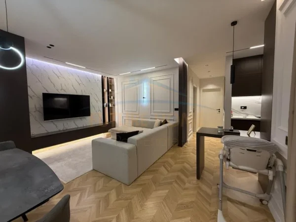 Tirane, shitet apartament 2+1+Ballkon Kati 2, 105 m² 242.000 € (Kopshti Botanik)