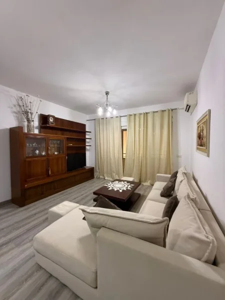 Tirane, jepet me qera apartament 2+1 Kati 1, 100 m² 650 € (Don Bosko)