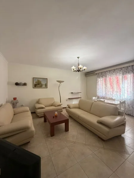 Tirane, jepet me qera apartament 2+1 Kati 4, 90 m² 750 € (Bllok)
