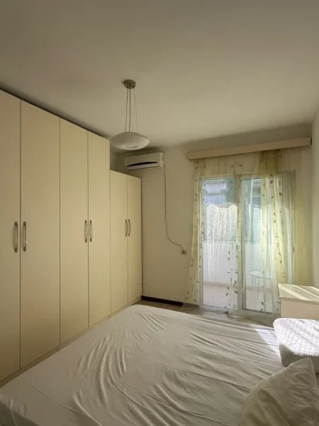 Tirane, jepet me qera apartament 2+1 Kati 4, 90 m² 750 € (Bllok)