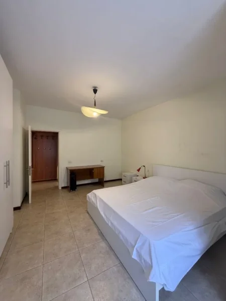 Tirane, jepet me qera apartament 2+1 Kati 4, 90 m² 750 € (Bllok)