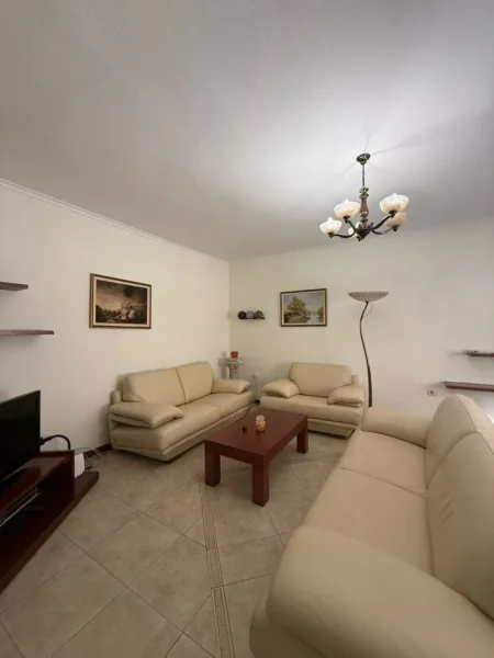 Tirane, jepet me qera apartament 2+1 Kati 4, 90 m² 750 € (Bllok)