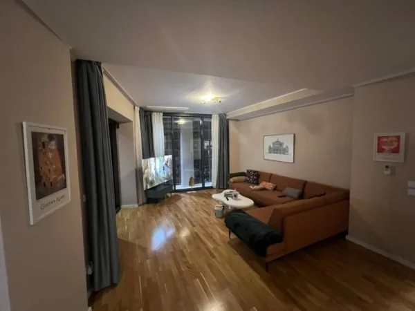 Tirane, jepet me qera apartament 2+1 Kati 9, 2.000 € (Rruga Kristo Luarasi / Diga e Liqenit)