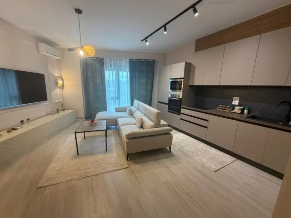 Tirane, shes apartament 2+1+Ballkon Kati 2, 107 m² 300.000 € (Rruga Liqeni / Radison Hotel)
