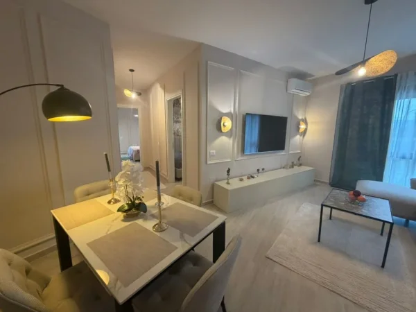 Tirane, shes apartament 2+1+Ballkon Kati 2, 107 m² 300.000 € (Rruga Liqeni / Radison Hotel)